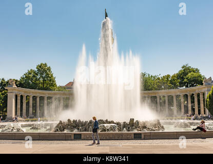 Vienne, Autriche - 29 août : la hochstrahlbrunnen fontaine et le mémorial de guerre soviétique à la Schwarzenbergplatz à Vienne, Autriche, le 29 août 201 Banque D'Images