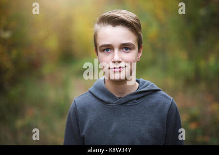 Preteen boy dans le temps de l'automne Banque D'Images