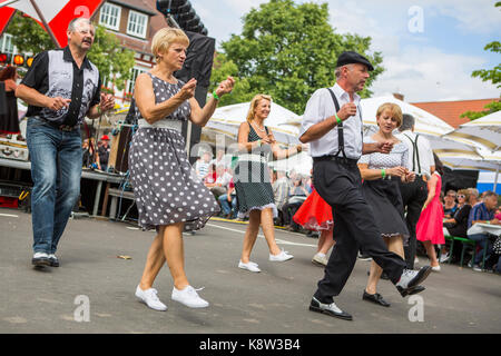 Un rock roll danse et habillés de visiteurs nostalgiques festival 2017 golden oldies, Giessen, ALLEMAGNE. Le golden oldies festival est un festival annuel de la nostalgie (est. en 1989) avec l'accent sur années 70, avec plus de 1000 voitures anciennes exposées et les habitués, plus de 50 groupes de musique et nostalgiques marché. crédit : christian lademann Banque D'Images