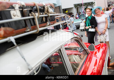 Festival shoot off visiteurs en tenue nostalgique posent derrière voiture classique au festival 2017 golden oldies, Giessen, ALLEMAGNE. Le golden oldies festival est un festival annuel de la nostalgie (est. en 1989) avec l'accent sur années 70, avec plus de 1000 voitures anciennes exposées et les habitués, plus de 50 groupes de musique et nostalgiques marché. crédit : christian lademann Banque D'Images