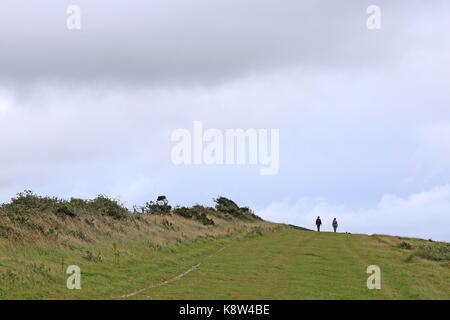 Les promeneurs sur Brenscombe Barrow Hill, 9 vers le bas, Swanage, à l'île de Purbeck, Dorset, Angleterre, Grande-Bretagne, Royaume-Uni, UK, Europe Banque D'Images