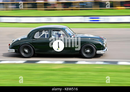 Jaguar Mk1 appartenant à Guy Harman conduite par Tony Jardine en course dans le St Mary's Trophy à Goodwood Revival 2017 pour berlines Banque D'Images