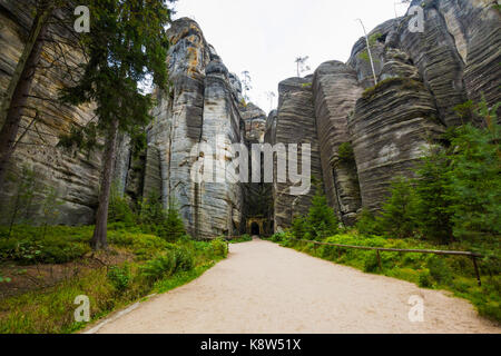 Gotic gate dans adrspasske skaly montagne roches uniques du parc national à adrspach, République tchèque Banque D'Images