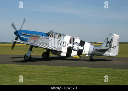 North American P-51C Mustang 'Princess Elizabeth' taxing retour à la piste à la suite d'une démonstration de vol de Duxford. Banque D'Images