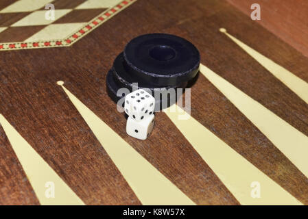 Tavli grec ou de backgammon - jeu de dés et de pions avec Banque D'Images