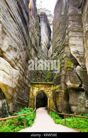 Gotic gate dans adrspasske skaly montagne roches uniques du parc national à adrspach, République tchèque Banque D'Images