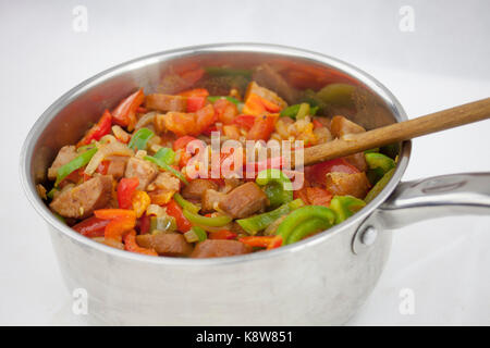 Red Delicious souse de saucisses, de poivre et de courgette dans le ja Banque D'Images