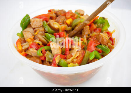 Red Delicious souse de saucisses, de poivre et de courgette dans le ja Banque D'Images