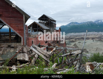 Le bois d'écaille à l'usine de concentration abandonnés mine kennicott et glacier associée au loin. Banque D'Images