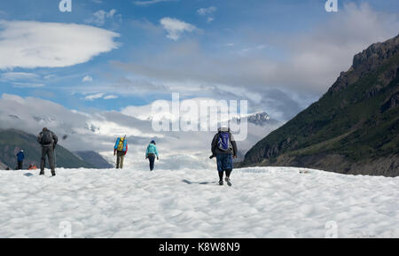 L'utilisation de l'éditeur seulement - un groupe d'escalader une pente sur le glacier de la racine vers une meilleure vue de l'escalier cascade Banque D'Images