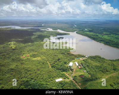 River en Amérique centrale vue aérienne drone Banque D'Images