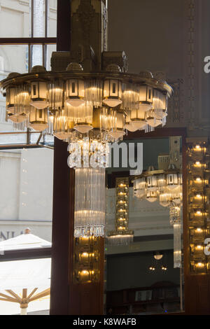 Luminaires période dans le café à l'Obecni Dum, l'art nouveau 1911 hall municipal de Prague Banque D'Images