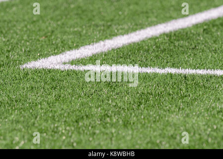 Lignes sur un terrain de football artificiel Banque D'Images