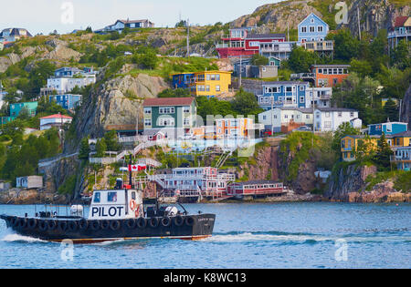 Bateau pilote passant la batterie, Signal Hill, St John's, Terre-Neuve, Canada. Quartier connu pour ses fortes pentes et maisons colorées Banque D'Images