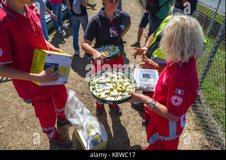 La Croix Rouge Italienne distribue des bouchons d'oreilles pour les fans au Grand Prix d'Italie 2017 à Monza. Banque D'Images