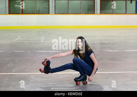 Teen girl tirez sur le canard de roller déplacer Banque D'Images