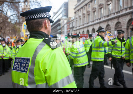 La police métropolitaine et la population durant une mars anti-austérité. Banque D'Images