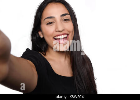 Close-up of young Beautiful woman taking. selfies fond blanc isolé Banque D'Images
