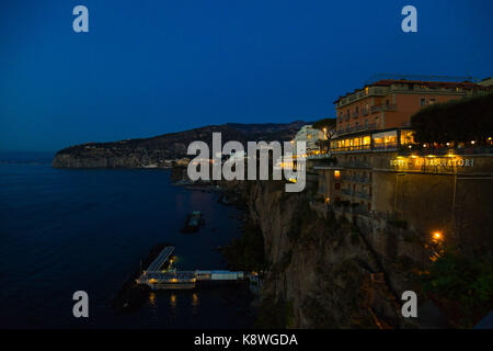 Sorrento, Italie, le 18 septembre 2017. La nuit tombe du Grande Hotel Ambasciatori à Sorrento, Italie. © Paul Davey Banque D'Images