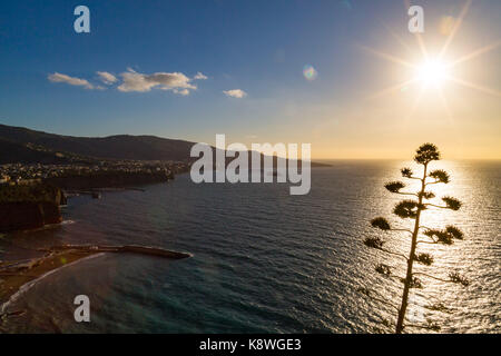 Sorrento, Italie, le 17 septembre 2017. La fin d'après-midi se reflète sur la mer dans la baie de Naples près de Sorrente, Italie. © Paul Davey Banque D'Images