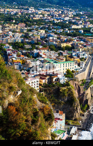 Sorrento, Italie, le 17 septembre 2017. La ville de meta près de Sorrente, dans la baie de Naples en Italie du sud, est éclairé par la fin d'après-midi.© Banque D'Images