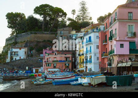 Sorrento, Italie, le 15 septembre 2017. Des bateaux sur le port de Marina Grande à Sorrento, Italie. © Paul Davey Banque D'Images