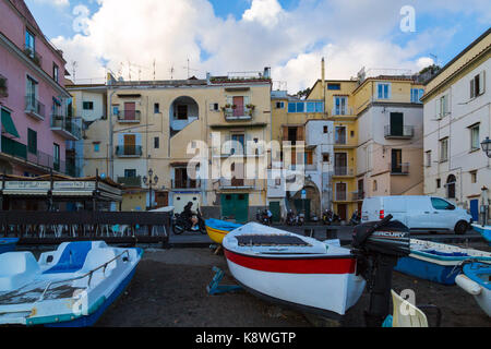 Sorrento, Italie, le 15 septembre 2017. Des bateaux sur le port de Marina Grande à Sorrento, Italie. © Paul Davey Banque D'Images