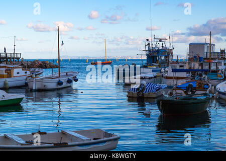 Sorrento, Italie, le 15 septembre 2017. Les bateaux de pêche amarrés dans la marina grande à Sorrente, Italie. © Paul Davey Banque D'Images