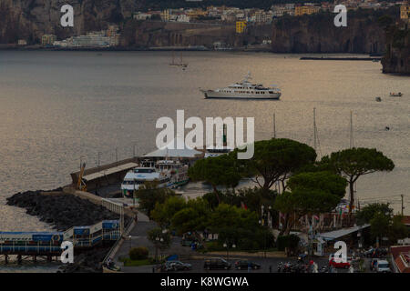 Sorrento, Italie, le 15 septembre 2017. un superyacht se trouve à l'ancre à Sorrento, Italie. © Paul Davey Banque D'Images