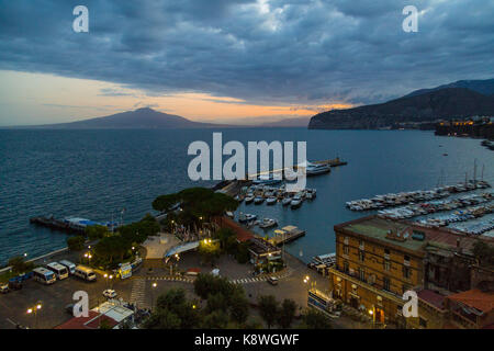 Sorrento, Italie, le 20 septembre 2017. Le Vésuve photographié sur la baie de Naples de Sorrento, Italie, comme le jour se casse . © Paul Davey Banque D'Images