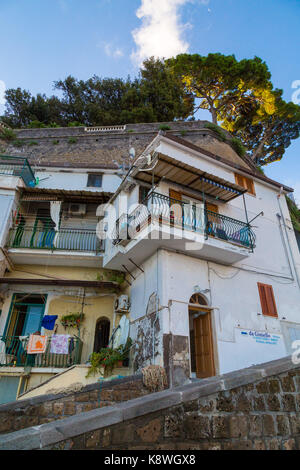 Sorrento, Italie, le 15 septembre 2017. cliffside homes à Marina Grande à Sorrente, Italie. © Paul Davey Banque D'Images