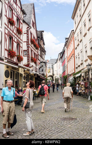 BERNKASTEL-KEUS, ALLEMAGNE - 5 août 17 : les touristes admirent l'architecture médiévale de la vieille ville avec ses rues en galets. Banque D'Images