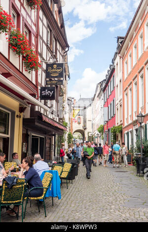 BERNKASTEL-KEUS, ALLEMAGNE - 5 août 17 : les touristes se détendent le long de la rue Graacher, la principale rue commerçante de la vieille ville. Banque D'Images