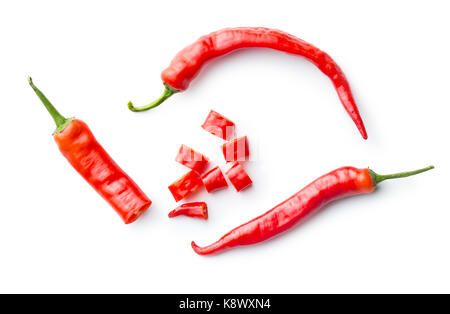 Tranches de piment rouge isolé sur fond blanc. vue d'en haut. Banque D'Images