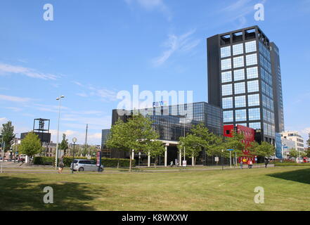 Leeuwardenn business park avec 77m de haut Avero-tour à Leeuwarden, Frise, Pays-Bas Banque D'Images