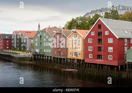 Entrepôts historiques réaménagés attrayant sur les rives de la rivière Nidelva, dans la vieille ville de Trondheim, en Norvège. Banque D'Images