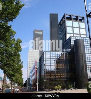 Tour moderne et coloré les immeubles de bureaux à Leeuwarden, Pays-Bas. Le long du canal Willemskade avec Averotoren Achmeatoren & gratte-ciel en arrière-plan Banque D'Images