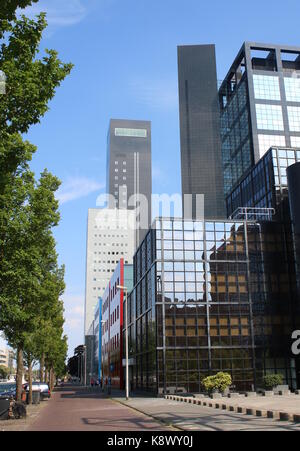 Tour moderne et coloré les immeubles de bureaux à Leeuwarden, Pays-Bas. Le long du canal Willemskade avec Averotoren Achmeatoren & gratte-ciel en arrière-plan Banque D'Images