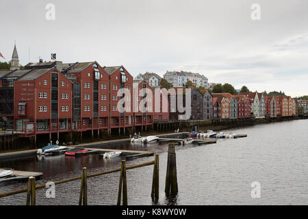 Entrepôts historiques réaménagés attrayant sur les rives de la rivière Nidelva, dans la vieille ville de Trondheim, Norvège quartier historique. Banque D'Images