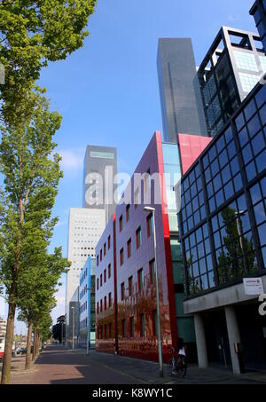 Tour moderne et coloré les immeubles de bureaux à Leeuwarden, Pays-Bas. Le long du canal Willemskade avec Averotoren Achmeatoren & gratte-ciel en arrière-plan Banque D'Images