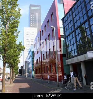 Tour moderne et coloré les immeubles de bureaux à Leeuwarden, Pays-Bas. Le long du canal Willemskade avec Averotoren Achmeatoren & gratte-ciel en arrière-plan Banque D'Images