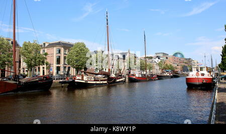 Voiliers traditionnels bateaux amarrés le long Zuiderstadsgracht ou Willemskade (sud du canal) au centre-ville de Leeuwarden, Frise, Pays-Bas Banque D'Images