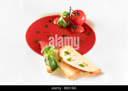 Soupe de tomate à griller le pain dans une grande assiette blanche Banque D'Images