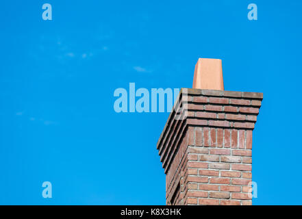 Cheminée en brique against a blue sky Banque D'Images