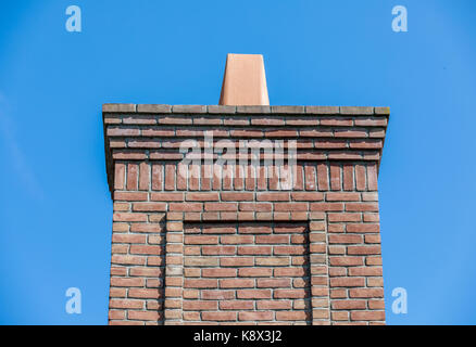 Cheminée en brique against a blue sky Banque D'Images