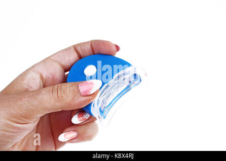 Accueil Blanchiment des dents Lampe led kit lumière uv dans woman's hand. Banque D'Images