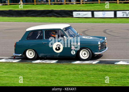 Austin A40 appartenant à Rob Myers conduit par Michael Caine dans le St Mary's Trophy à Goodwood Revival 2017 pour berlines Banque D'Images