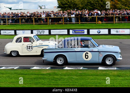 Sunbeam Rapier appartenant à Simon Drapple conduit par Chris Harris en course dans le St Mary's Trophy à Goodwood Revival 2017 pour berlines Banque D'Images