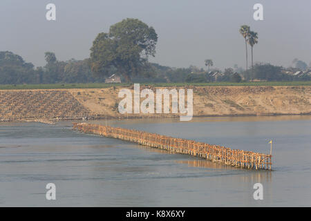 La protection de la Banque mondiale et d'ouvrages sur une section de la tresse abaisser la rivière Irrawaddy au Myanmar (Birmanie) pour améliorer la navigation fluviale. Banque D'Images