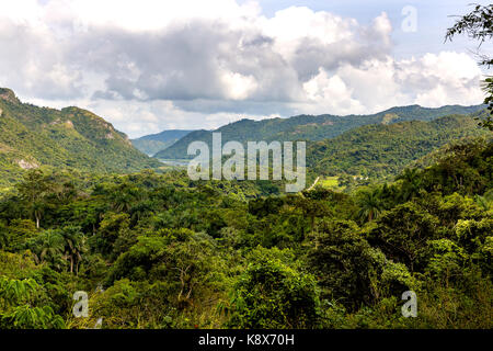 Paysage de montagne typique près de la ville Cienfuegos, Cuba. prises non loin de la célèbre el nicho cascades. Banque D'Images